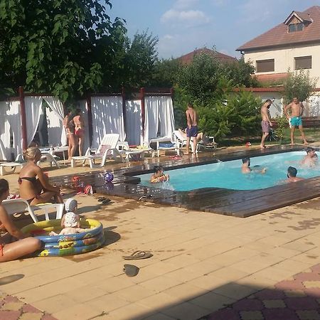 Отель Casa Alba Рымнику-Вылча Экстерьер фото