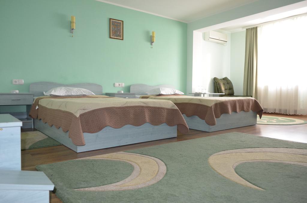 Отель Casa Alba Рымнику-Вылча Экстерьер фото