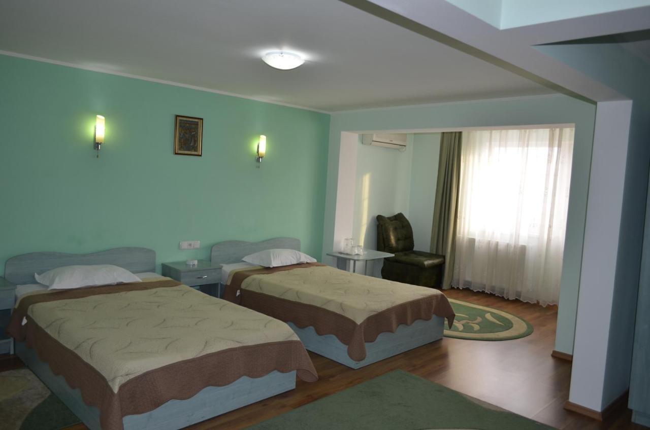 Отель Casa Alba Рымнику-Вылча Экстерьер фото